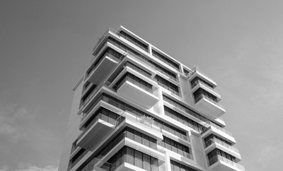 Gedung dengan balkon bertumpuk